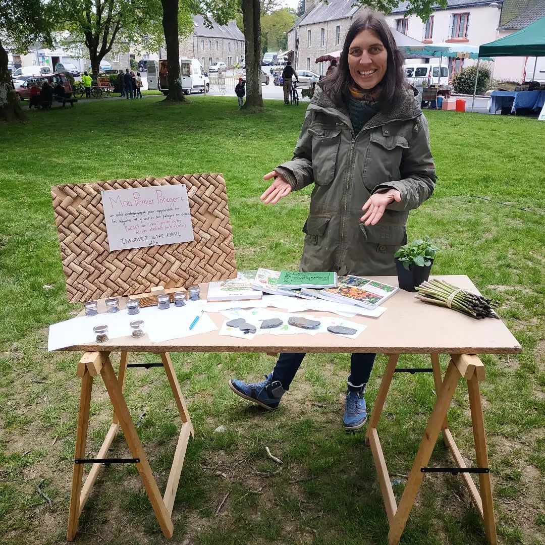 Découverte des cartes légumes sur un stand à Bulat Pestivien.